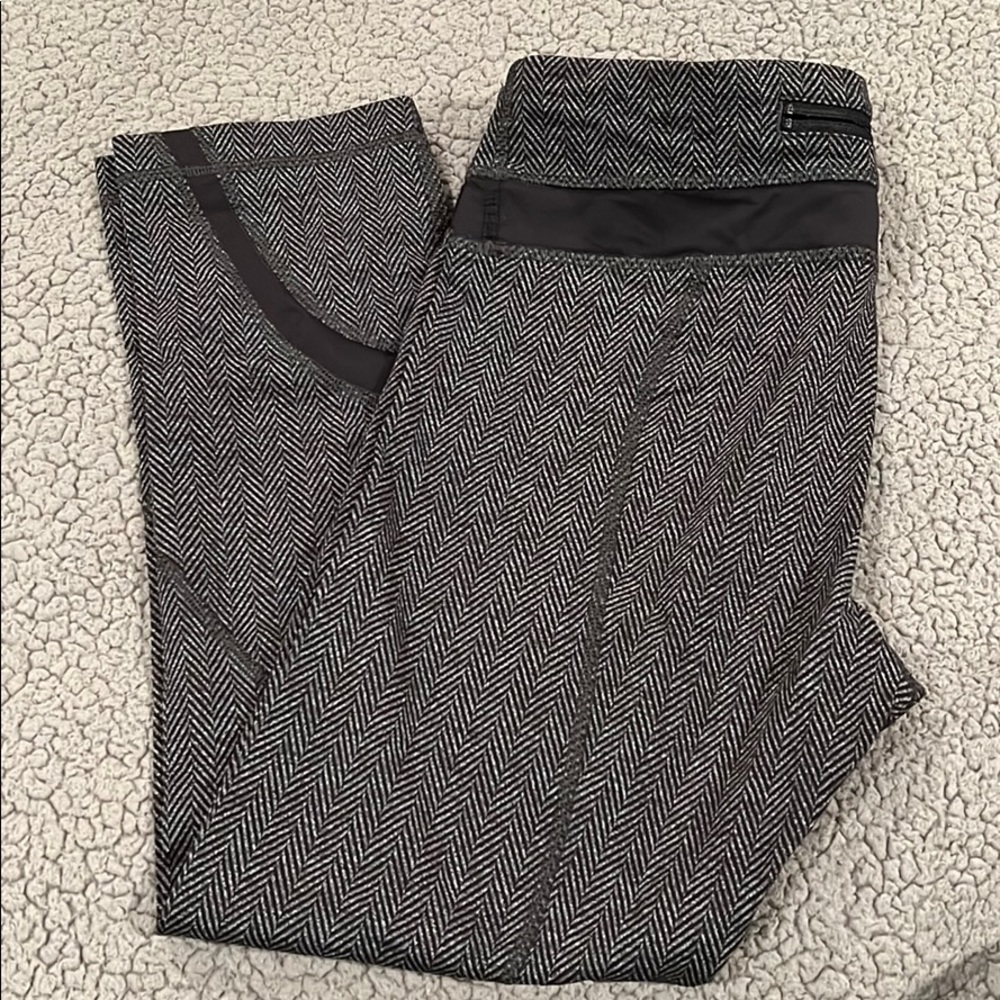 Lululemon crop leggings with back zip pocket